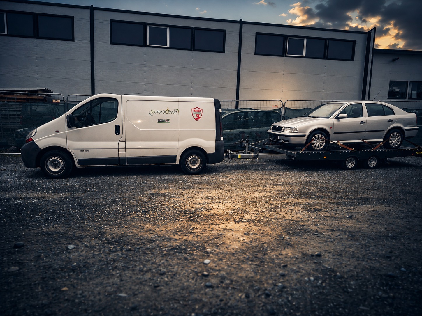 KFZ Baumegger transportiert ein Fahrzeug sicher auf einem Anhänger