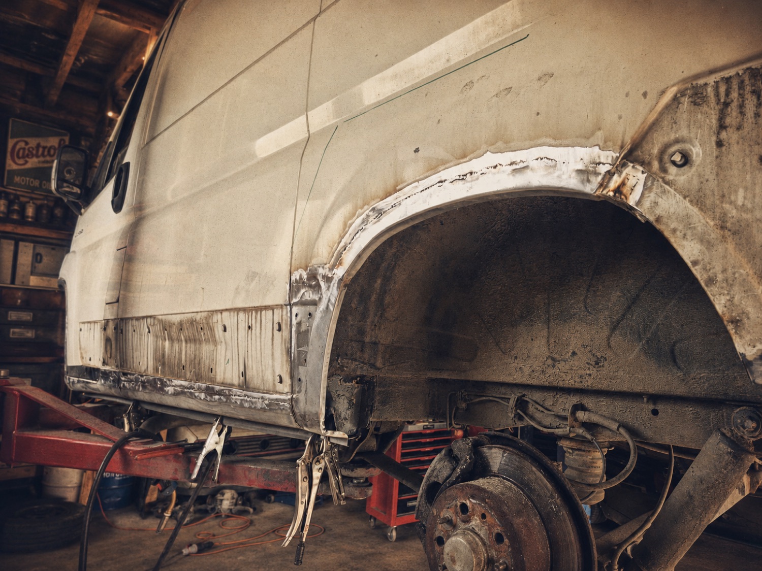 Radlauf eines Transporters während einer Rost- und Karosseriereparatur